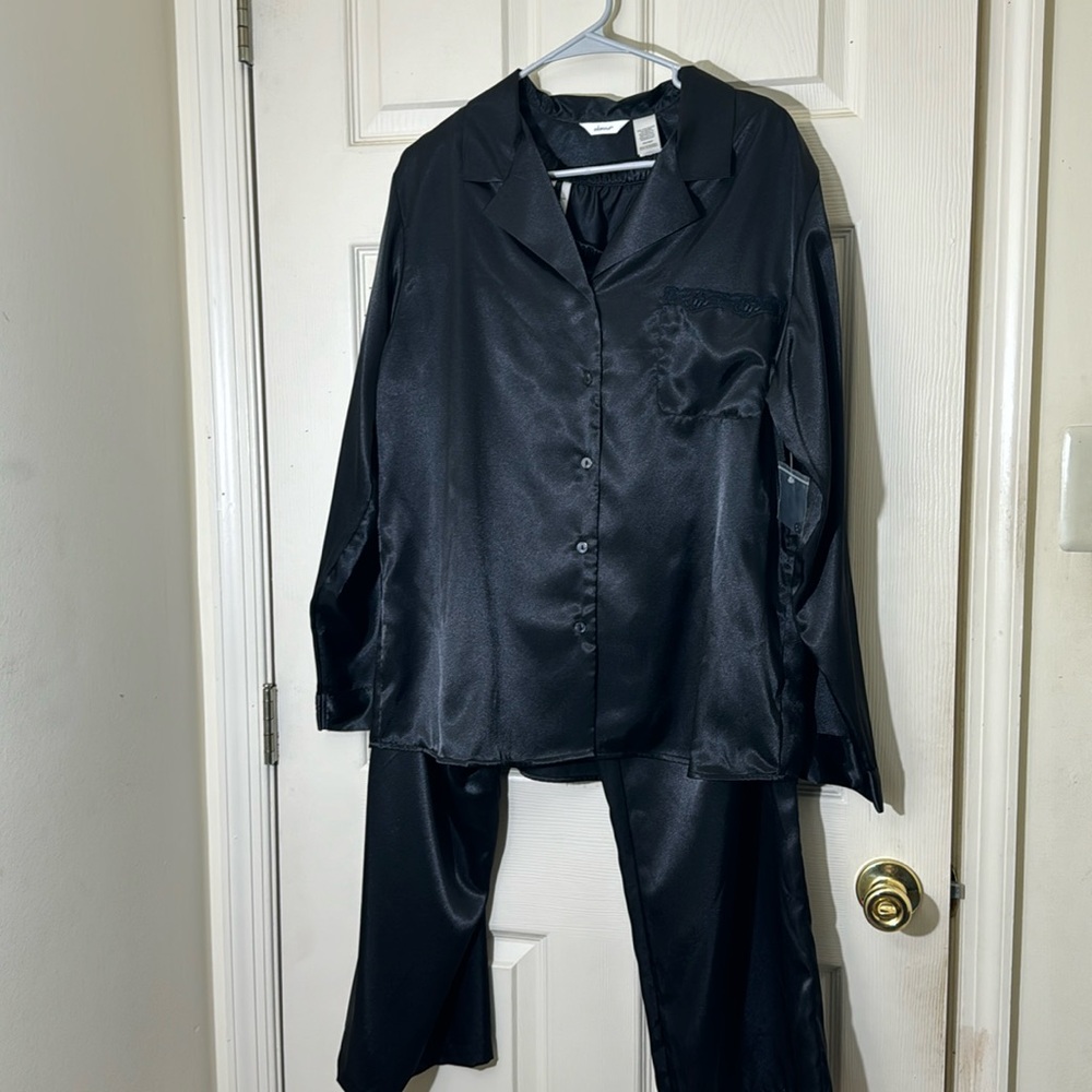 NWOT Women’s Black Pajama Set Size XL Silky Satin Shine